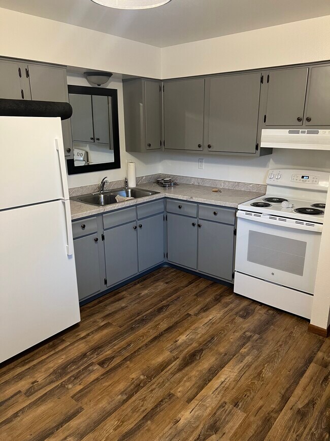 Building Photo - 1306 E Sylvan Ave