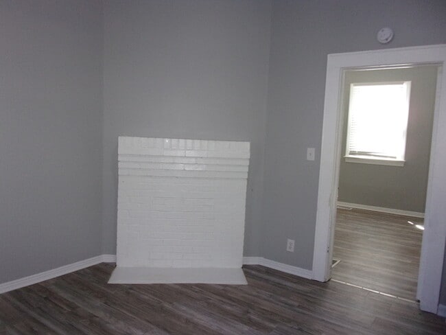 Building Photo - Beautifully Renovated 2 Bedroom 1 1/2 Bath Home