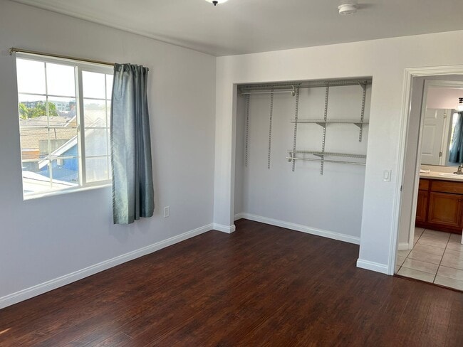 Building Photo - Spacious 2 Bedroom + Bonus Room, Back House w/ Garage & Gated Entry