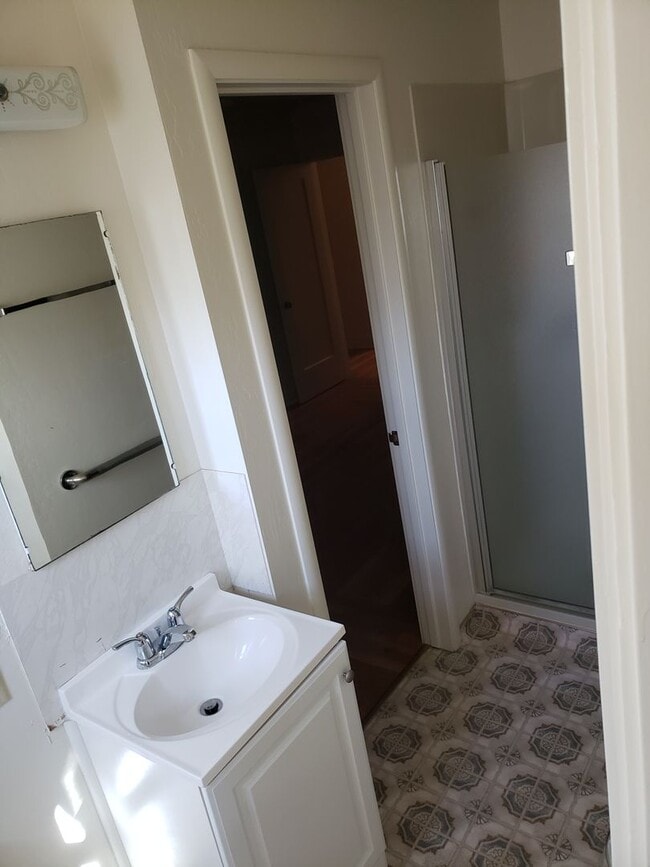 Building Photo - Charming Single Story 3 Bedroom 2 Bath Ava...