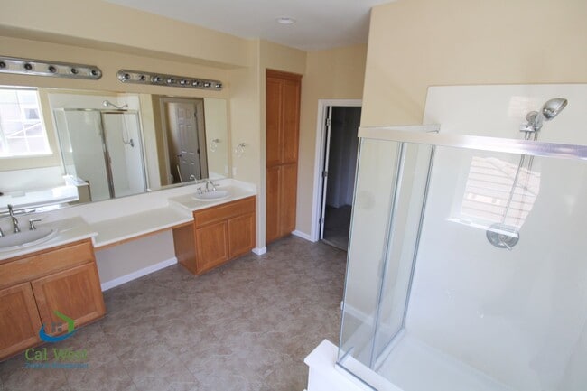 Building Photo - $4895 - **COMING SOON-END OF SEPT** Beauti...