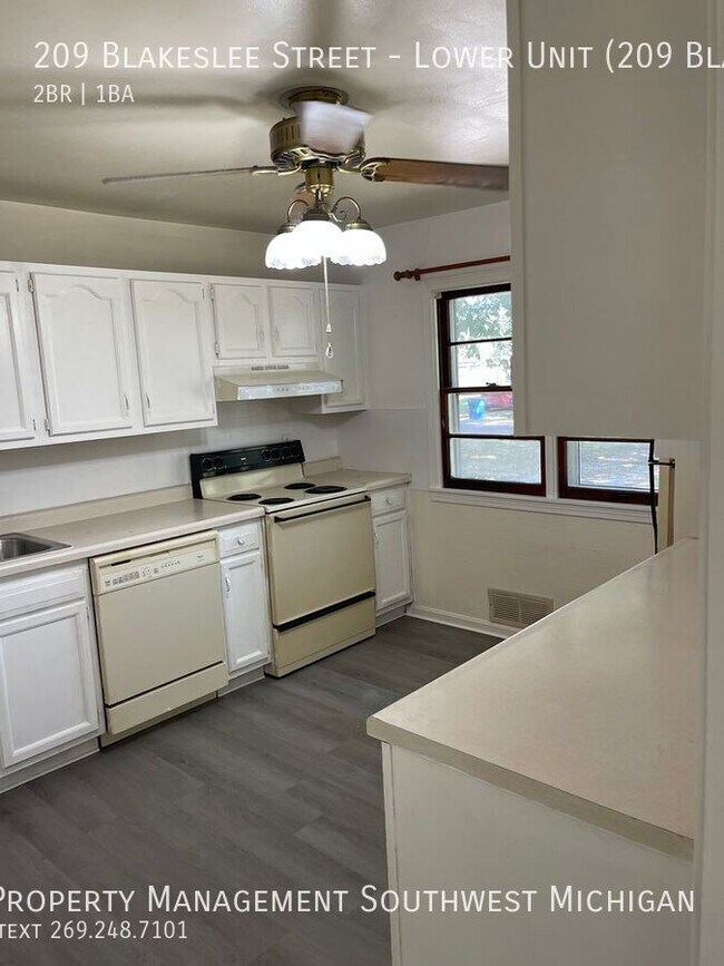 Building Photo - 209 Blakeslee St