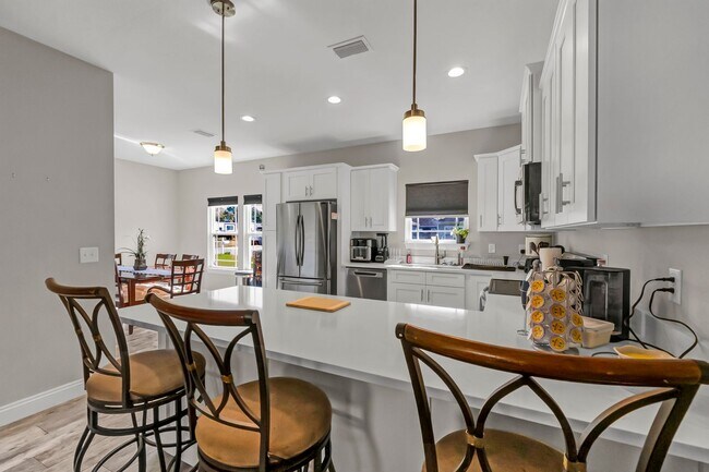 Building Photo - Solar Panel Home in East Navarre!