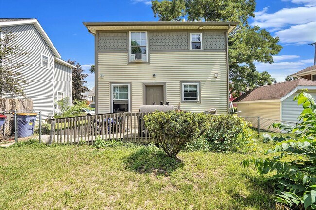 Building Photo - AVAILABLE NOW! 3 Bedroom, 1.5 Bath House in Grand Rapids