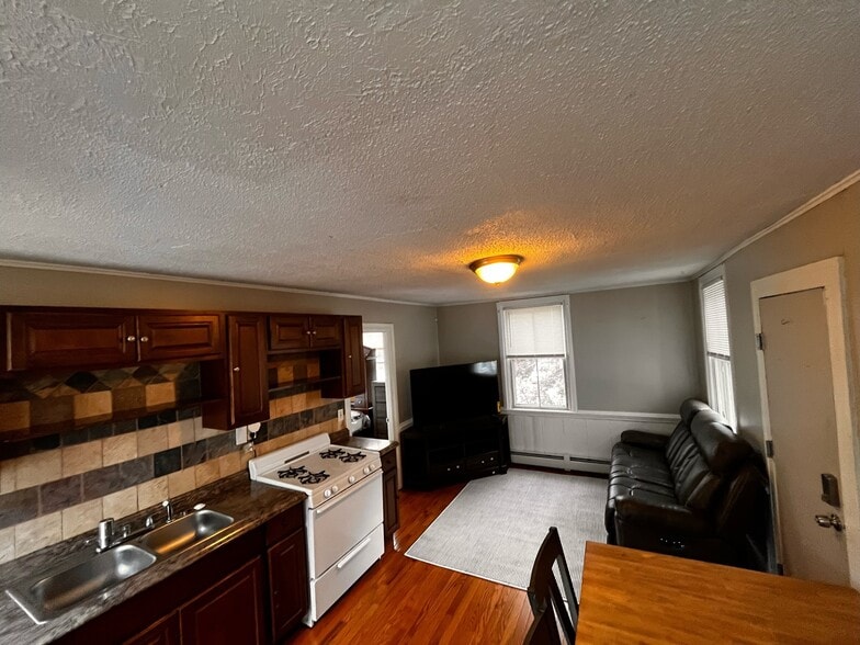 Building Photo - 47 Sheldon St