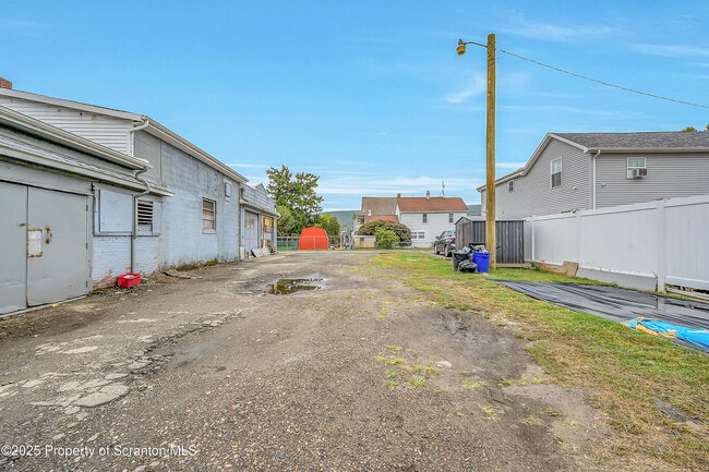 Building Photo - 627 Main St