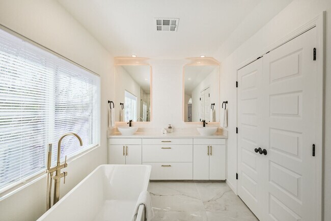 Building Photo - 5021 Libbey Dr