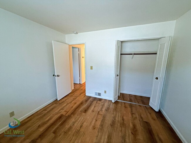 Building Photo - $2895 - 2 Bed/1 Bath Townhome in North San Jose-Near Lightrail