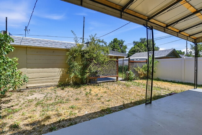 Building Photo - $2,845.95, 3 bed, 1 bath, located in Denver with New Appliances