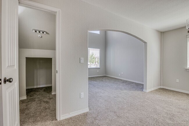 Building Photo - Beautiful East side House with 3 beds-2.5 ...