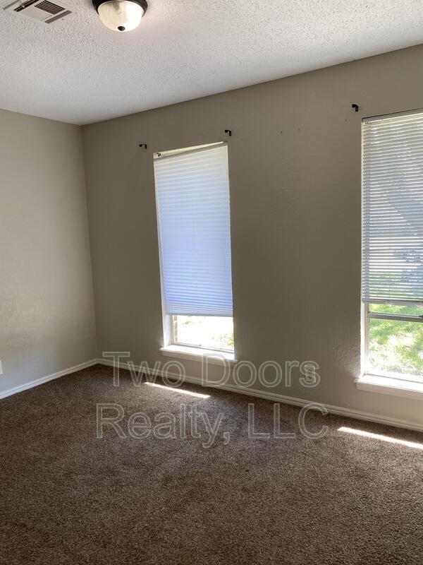 Building Photo - 429 E Hillcrest Ln