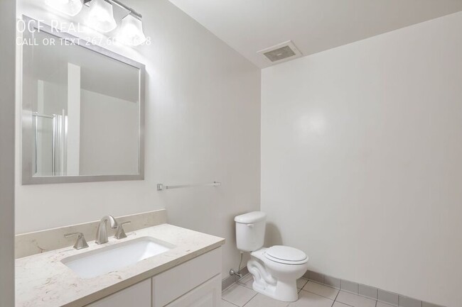 Building Photo - Large Two Bedroom Two Bathroom Northern Li...