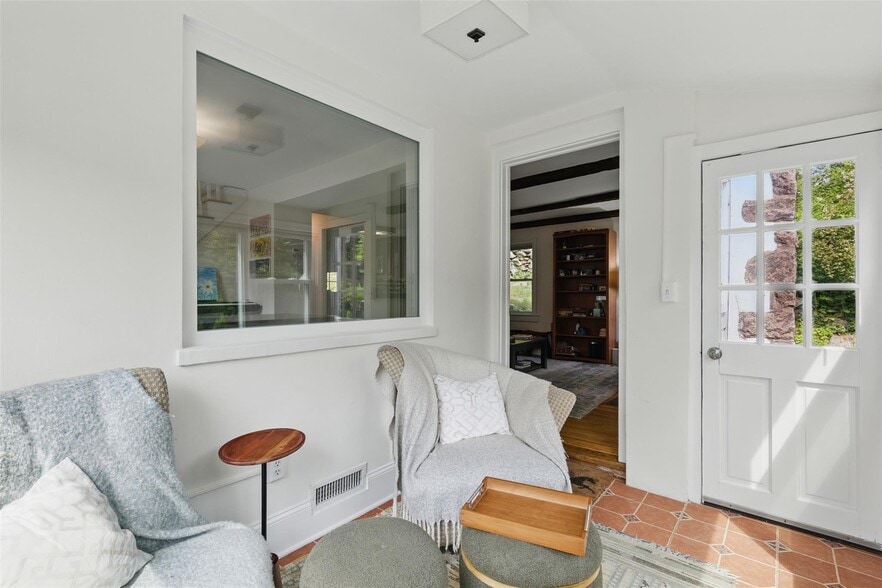 Building Photo - 24 Annadale St