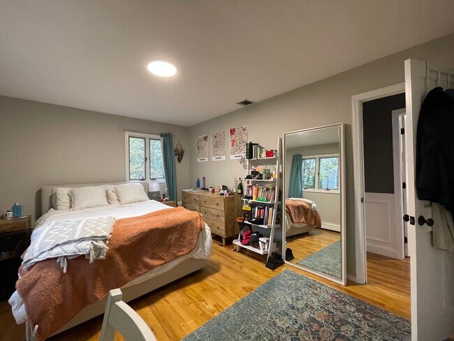 Building Photo - 33 Pilgrim Dr