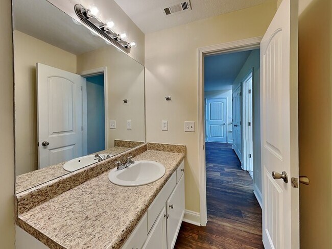Building Photo - Beautiful 6 Bedroom Home located in Hampton!