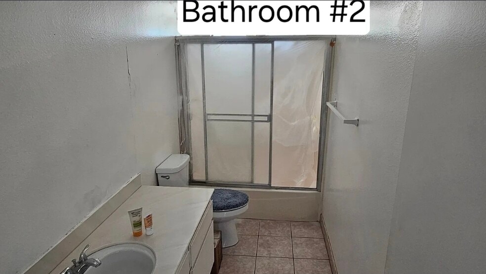 Building Photo - 832 Adelita St