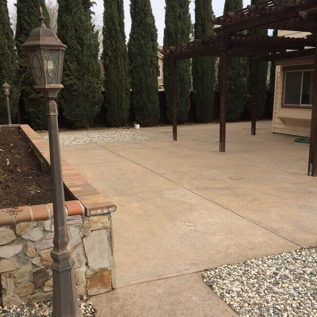 Building Photo - 4 bedroom in Dixon with spacious back yard