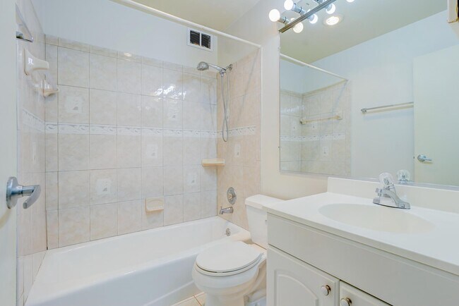 Building Photo - 7400 Lakeview Dr