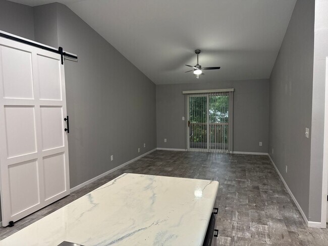 Building Photo - 1051 Minns Dr