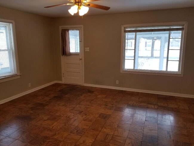 Building Photo - Single Family House 2 Bedroom, 2 Full Bath...