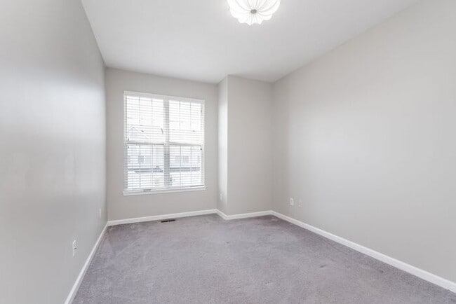 Building Photo - Beautiful town home in the quiet Towne Park community!!