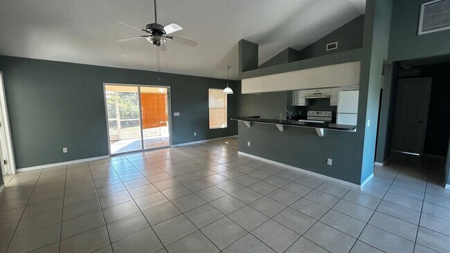 Building Photo - Charming and Spacious Single-Family Home