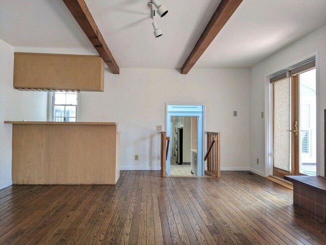 Building Photo - Spacious 4+ Bedroom House in Jordan Park with 2-Car Parking