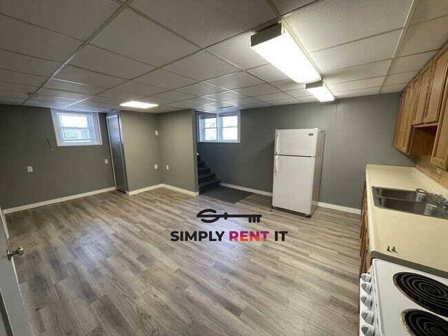 Building Photo - Renovated 2 Bedroom on Campus, Free Parkin...