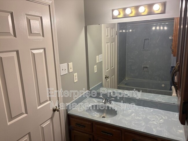 Building Photo - 3913 Oak Branch Cir E
