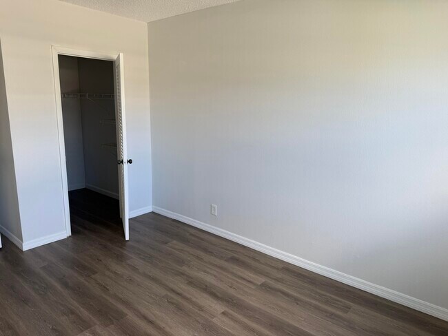 Building Photo - 1113 Lake Terrace