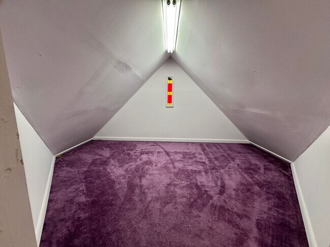 Building Photo - 5 Bedroom Home Between 12 South and Oak Hill