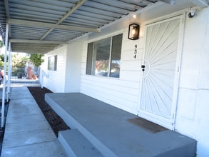 Building Photo - 934 Plaza Serena