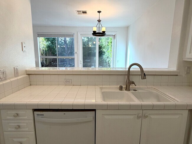 Building Photo - Beautiful 3 bed 2.5 bath home in Oak Park!