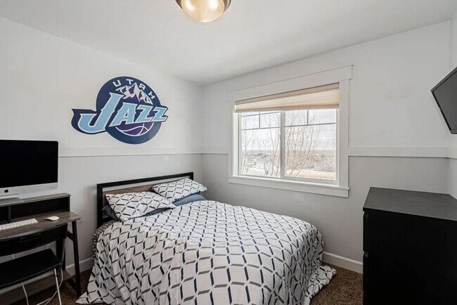 Building Photo - LOCATION, LOCATION, LOCATION - 4 Bedroom 3 Bath Home with TONS of storage. THIS PRICE INCLUDES TH...