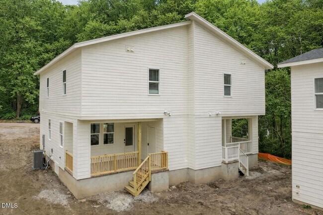 Building Photo - 2811 Wilcox Pl