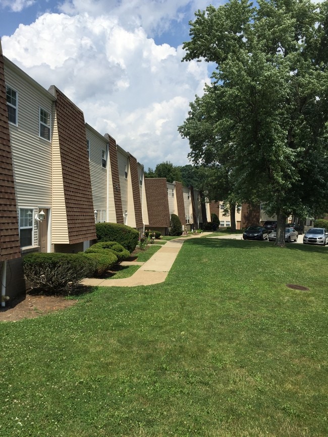 Baldwin Commons 1001300 Rosewood Ct Pittsburgh PA 15236 Apartment