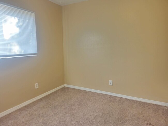 Building Photo - Nice 2 Bed plus a Den!, 2 Bath with a 1 Car Garage.