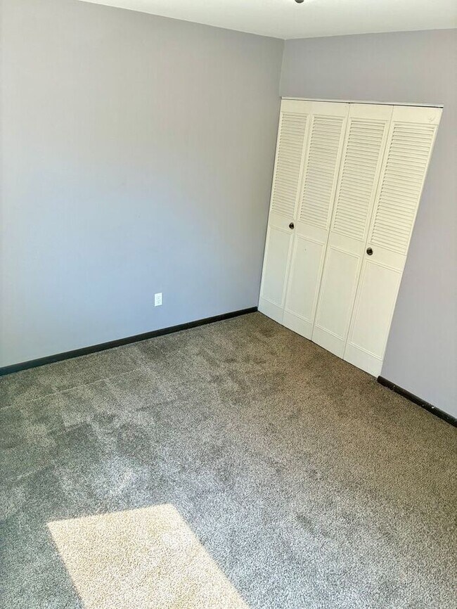 Building Photo - Great Two Bedroom, One Bath Apartments for Rent in East Loveland!  2 Weeks Free, Flexible lease t...