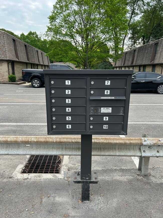 Building Photo - Modern Charm: 2 BR Home with Finished Basement, Pet Friendly, Assigned Parking, and Prime Location!