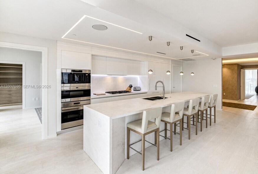 Building Photo - 1 Collins Ave