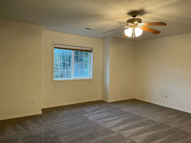 Building Photo - ***HALF MONTH RENT FREE***FANTASTIC 4 Bed 2.5 Bath Home in Salmon Creek! HUGE side yard and back ...