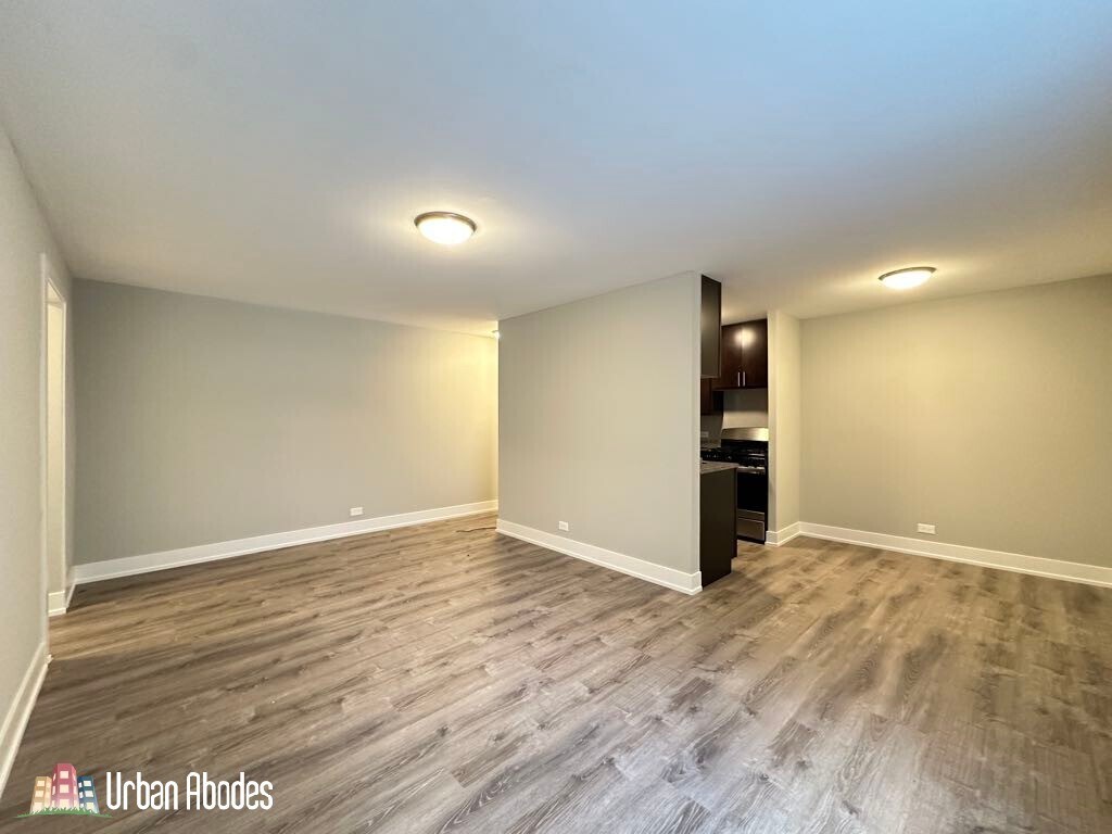 Building Photo - 527 W Surf St