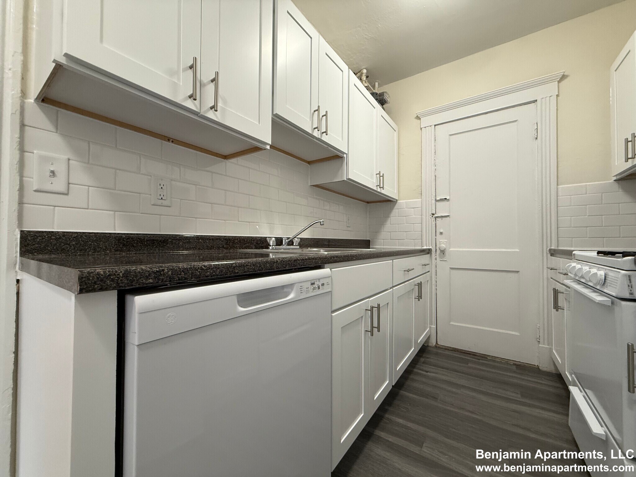 Building Photo - 165 Park Dr