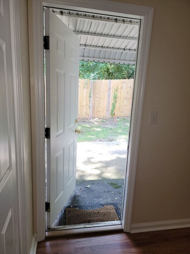 Building Photo - 3 BR/ 2BA Townhome located in