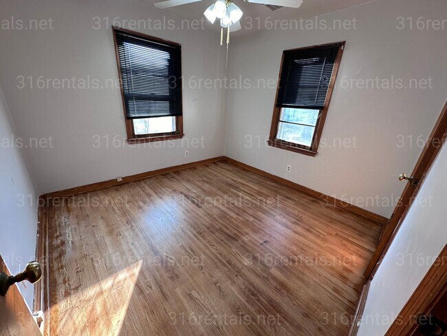 Building Photo - $895 - 2  bed 1 bath - Single Family Home *COMING SOON*