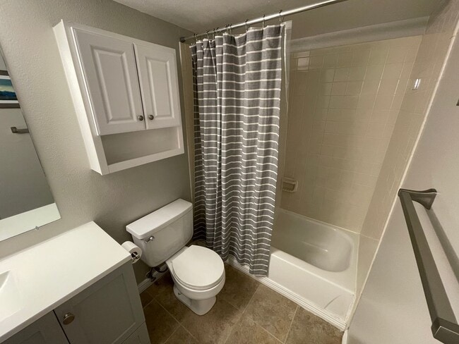 Building Photo - Updated 2 Bedroom, 2 Bath Condo (Available...