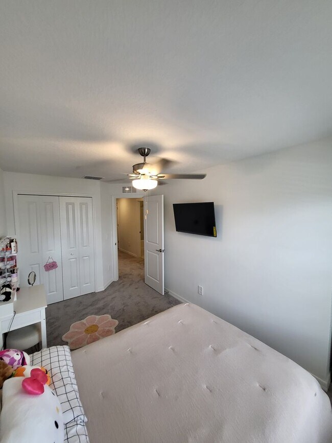 Building Photo - Available Now : Charming 3 Bed, 2 Bath Townhome in a Prime Location