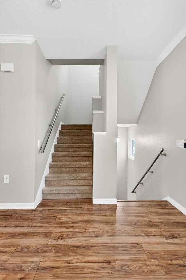 Building Photo - Immaculately updated 3/2.5 Three-Story Maitland Condo in Visconti!