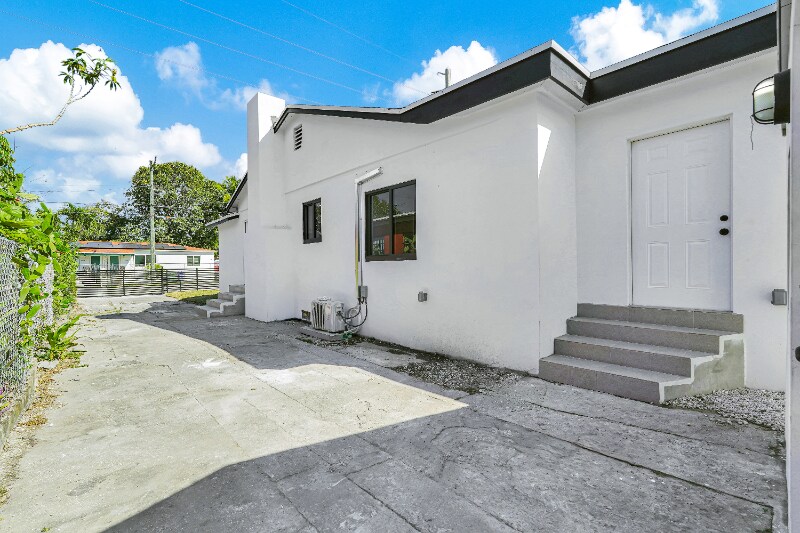 Building Photo - 3040 NW 13th Ave