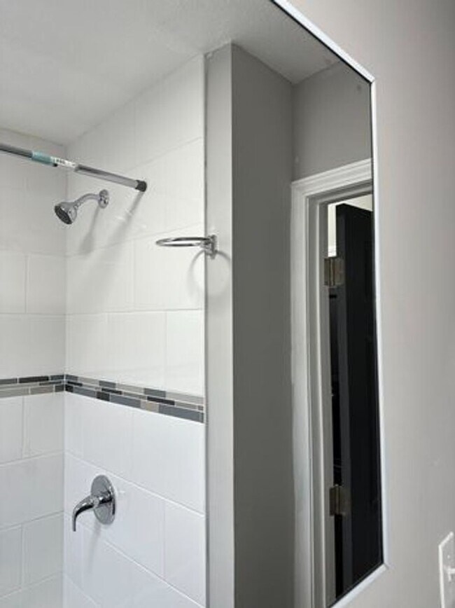 Building Photo - Irvington Living II: Renovated Comfort in ...